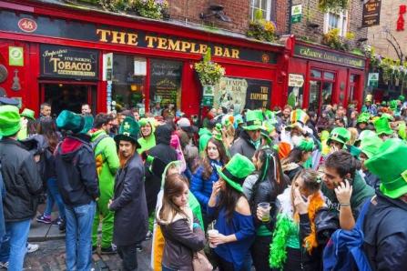 the-do-s-and-dont-s-of-celebrating-st-patricks-day-in-ireland-do-dress-up-auto-europe1